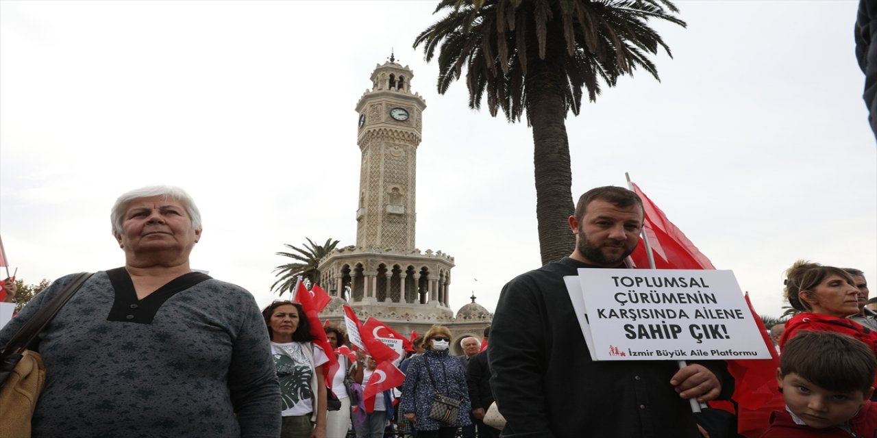 İzmir'de "LGBT Dayatmasına Karşı Büyük Aile Buluşması"