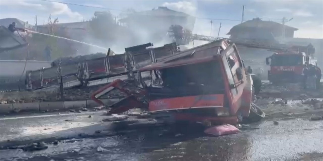 Ağrı'da kamyonla, otobüs çarpıştı Otobüs alevler içinde kaldı.