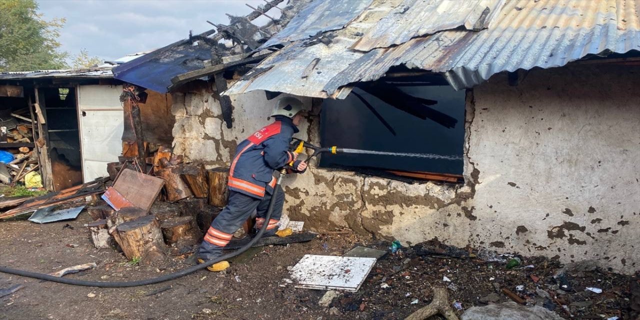 Düzce'de Bir ev ve samanlık alevler içinde kaldı.
