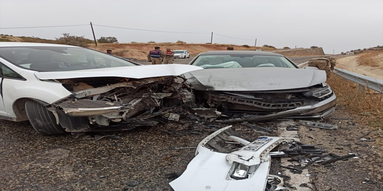 Batman'da iki otomobil kafa kafaya çarpıştı.