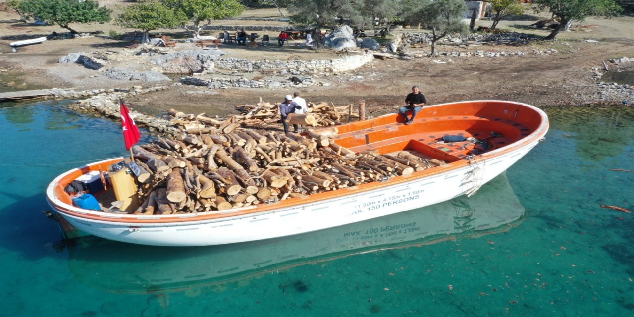 Muğla'da tahtalar tekneyle taşındı.