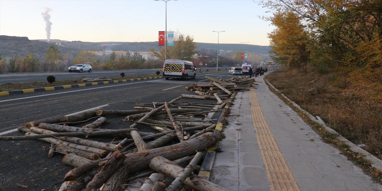 Kastamonu'da tomruklar yola saçıldı.