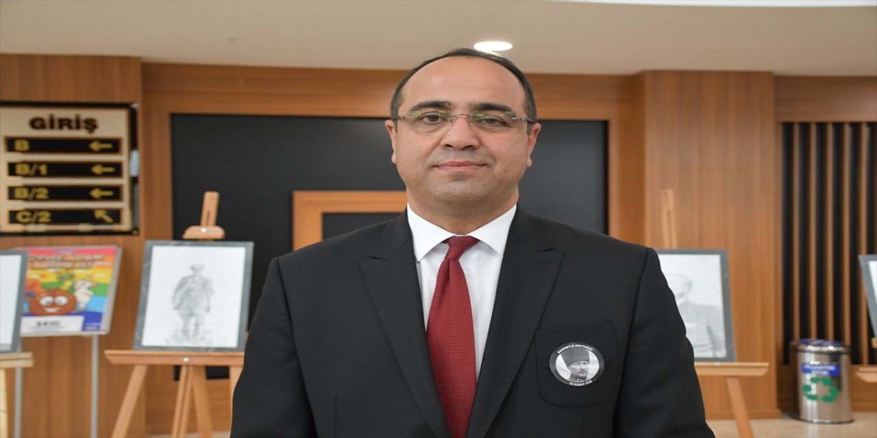 Sivas'ta 27 lise öğrencisi Atatürk'ün hayatını tuvale yansıttı