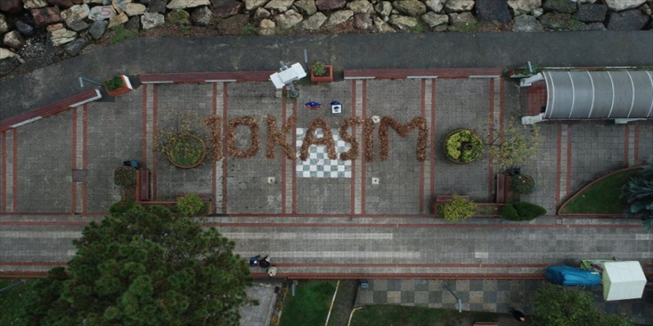 Ordu'da temizlik işçileri sonbahar yapraklarıyla "10 Kasım" yazdı