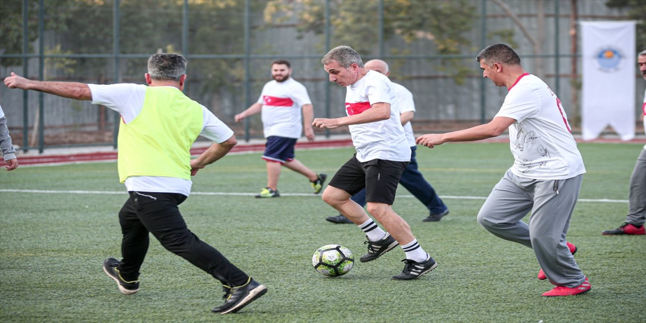 Mersin'de protokol üyeleri ve gençler, halı sahada maç yaptı