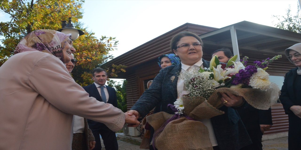 Aile ve Sosyal Hizmetler Bakanı Derya Yanık, Yalova'da huzurevini ziyaret etti: