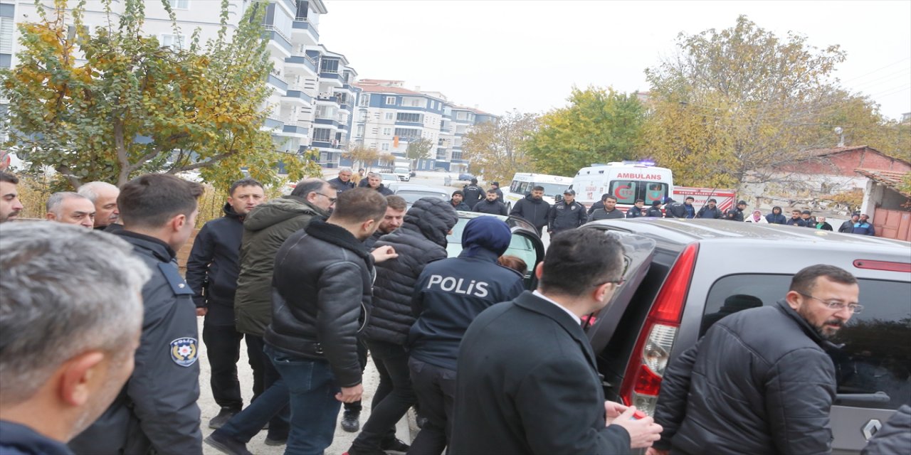 Çorum'da ayrıldığı kadını rehin tutan adam ikna edildi.