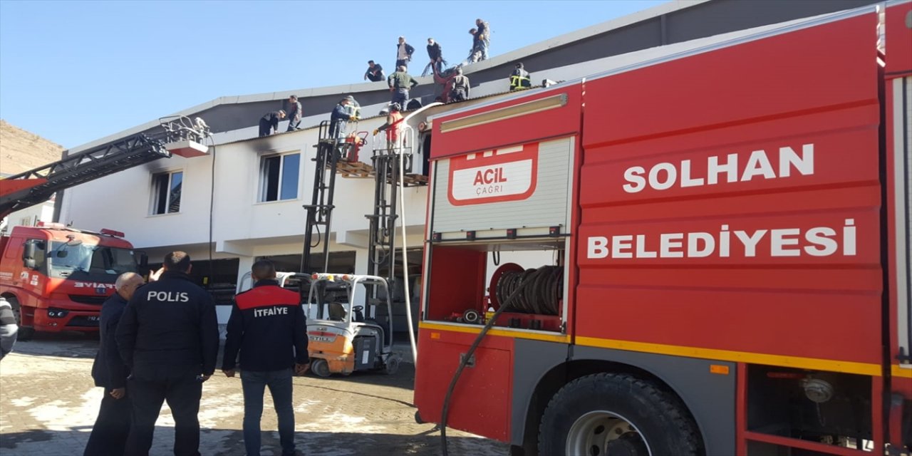 Bingöl'de su fabrikasında yangın çıktı, müdahale devam ediyor.