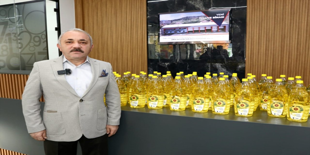Çankırı Belediyesi kendi ürettiği yağı ihtiyaç sahiplerine dağıtıyor.