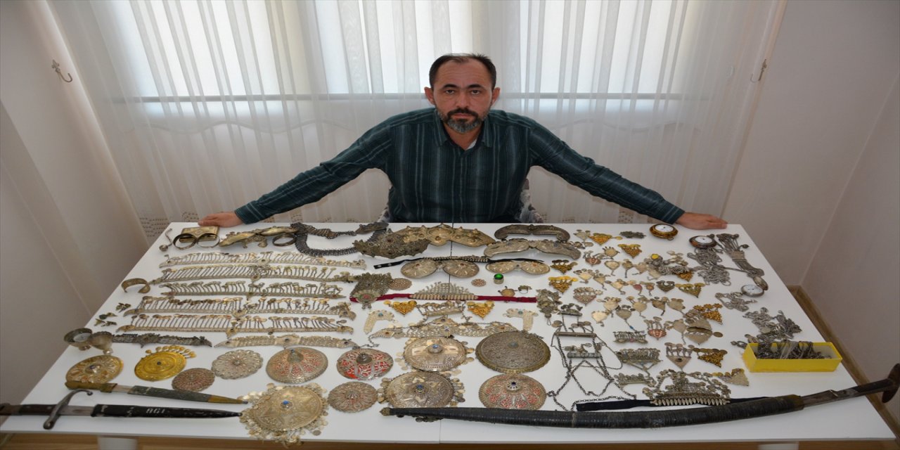 Manisalı eczacı yöresel takı koleksiyonu yapıyor.