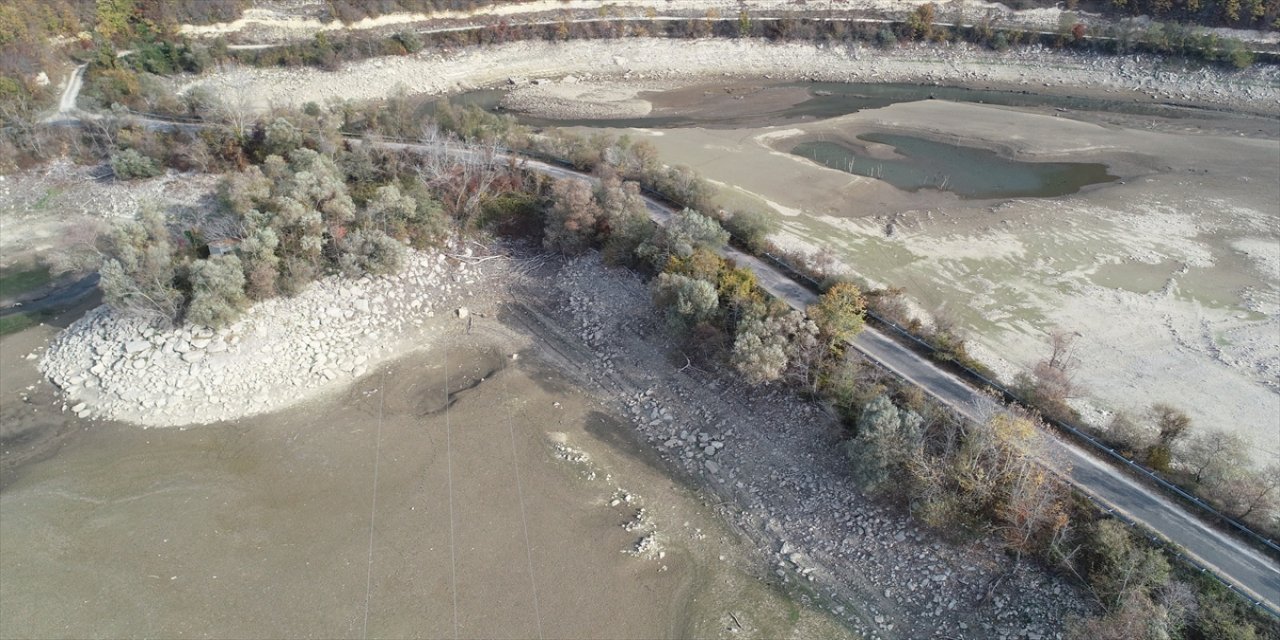 İstanbul'a su sağlayan barajlarda su seviyesi oldukça düştü.
