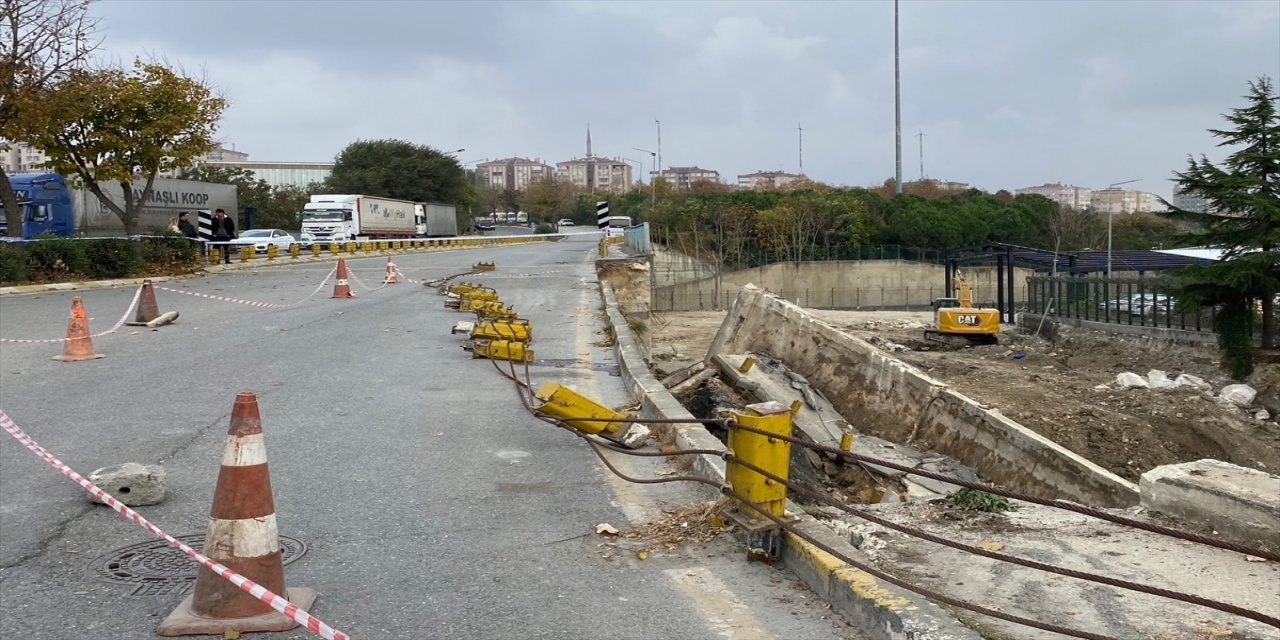 Bakırköy'de pazar yeri inşaatı sırasında yol çöktü.