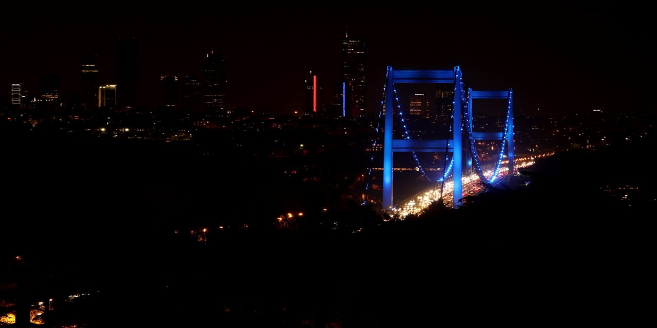 İstanbul'da iki köprü, Dünya Çocuk Hakları Günü için ışıklandırıldı