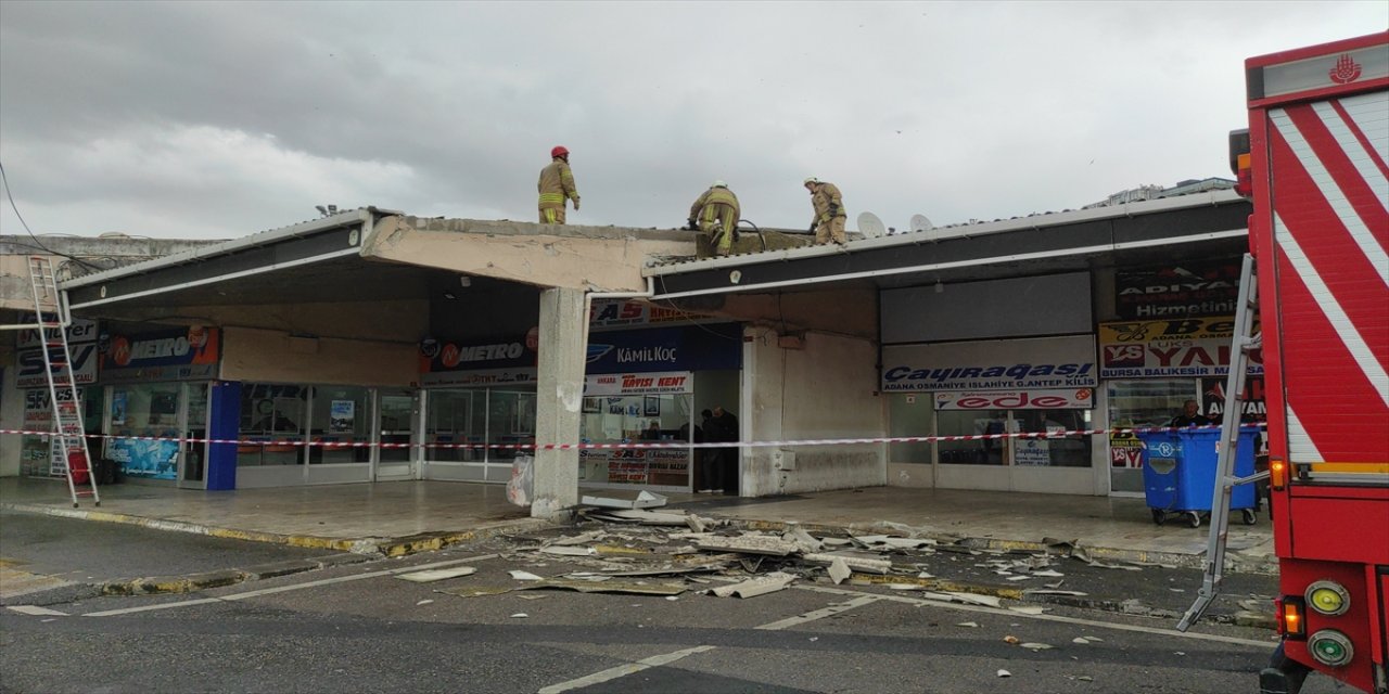 Kuvvetli rüzgar Harem Otogarı'nın çatısını uçurdu.