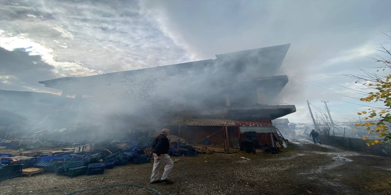 Düzce'de bir evin deposu alevler altında kaldı.