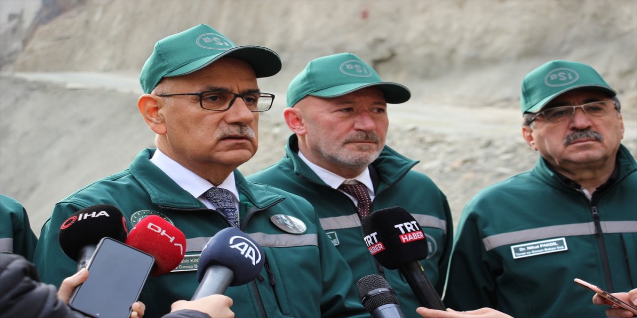 Tarım ve Orman Bakanı, Yusufeli Barajı'nda incelemeler gerçekleştirdi.