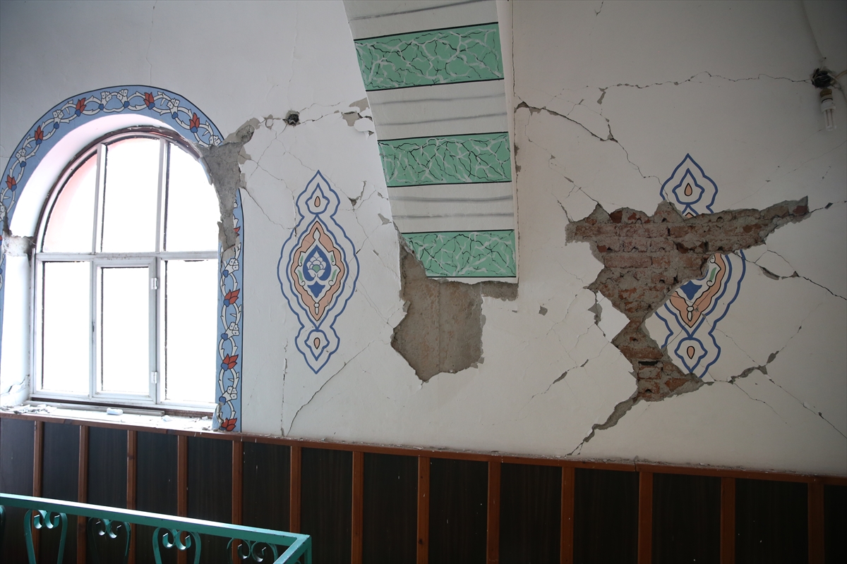 Düzce'de depremde hasar gören Sarıdere Köyü Camisi yıkılacak