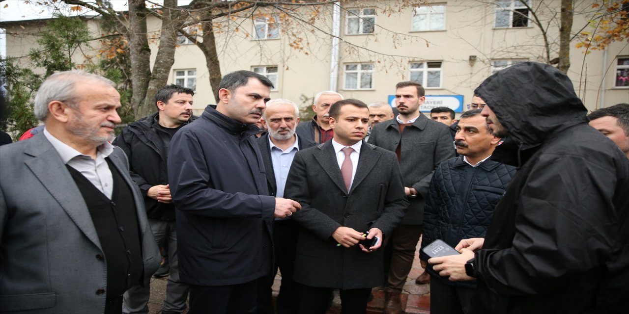 Bakan Kurum, depremden etkilenen Cumayeri'ndeydi.