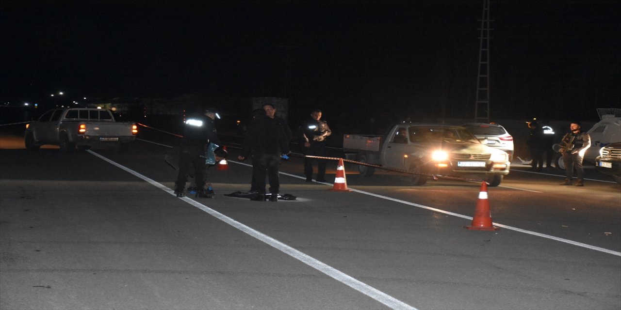 Hakkari'de iki aracın çarptığı kişi hayatını kaybetti
