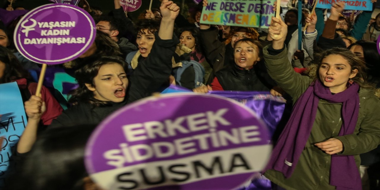 Beyoğlu'nda izinsiz gösteri yapmak isteyen gruba polis müdahale etti