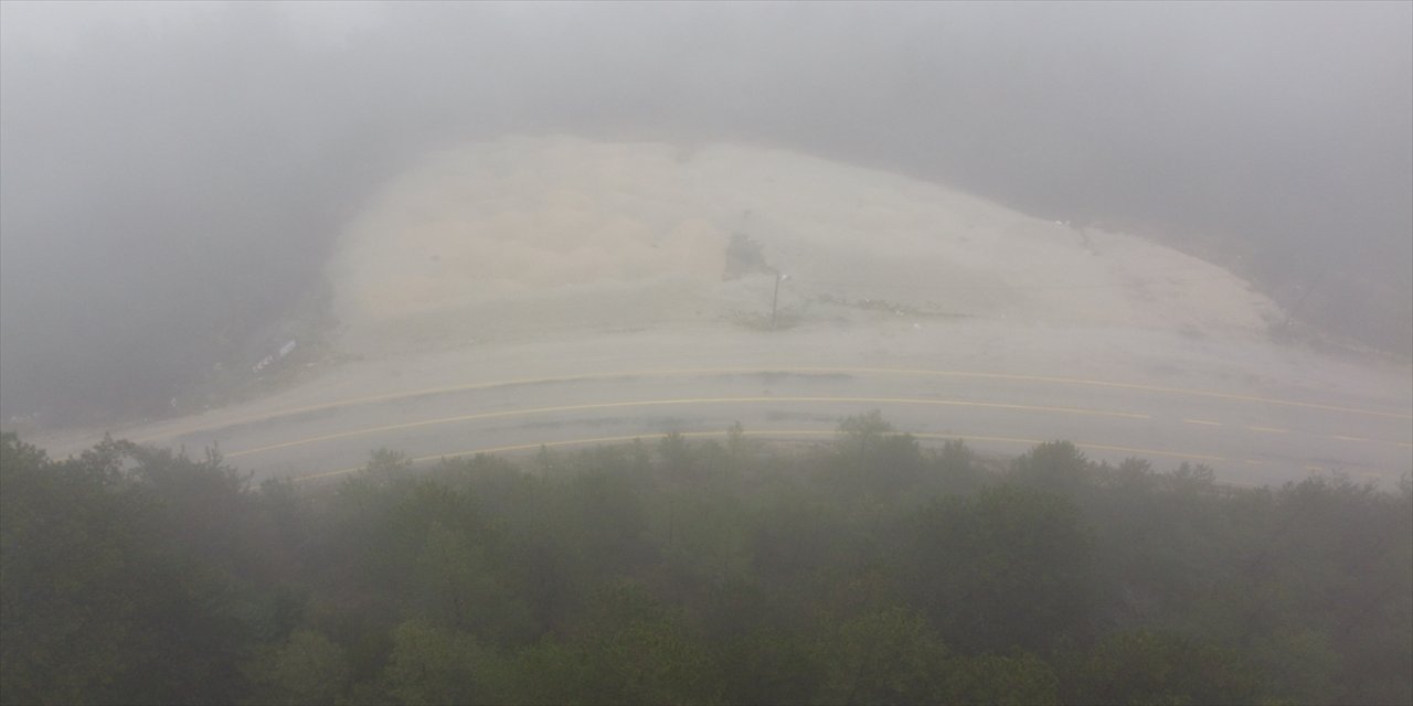 Karabük'ün yüksek kesimlerini sis kapladı.