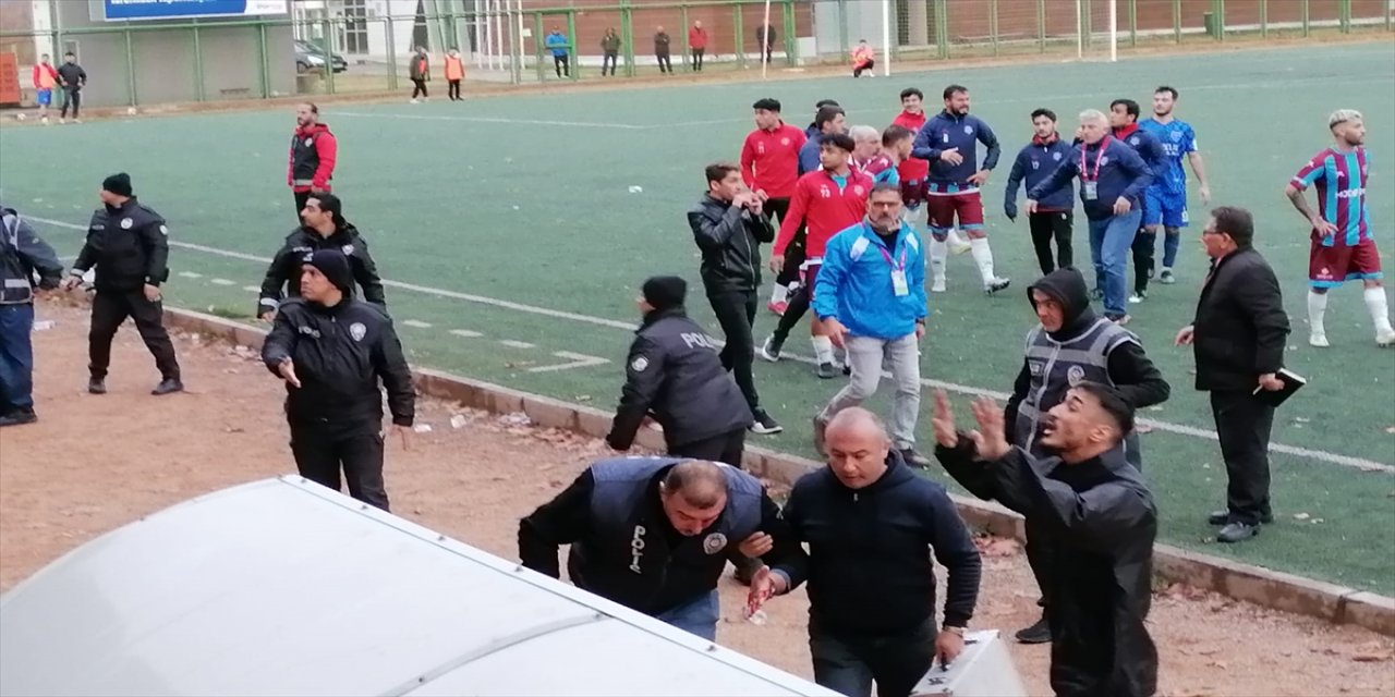 Bursa'da amatör ligde olay çıktı 2 kişi yaralandı.