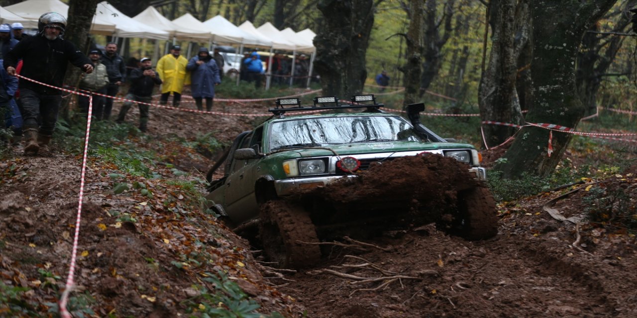 Düzce'de off-road sporcuları bu sefer gönüllüler için yarıştı.