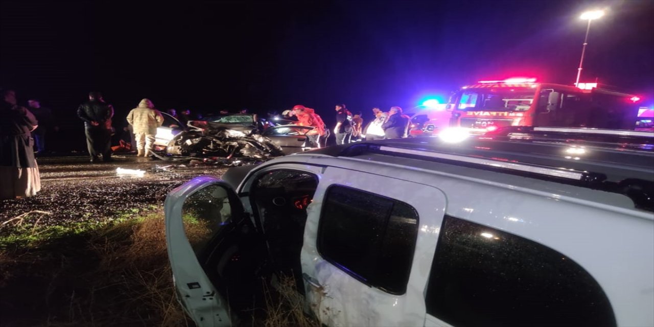 Mardin'de otomobil ile hafif ticari aracın çarpıştığı kazada 3 kişi öldü, 2 kişi yaralandı