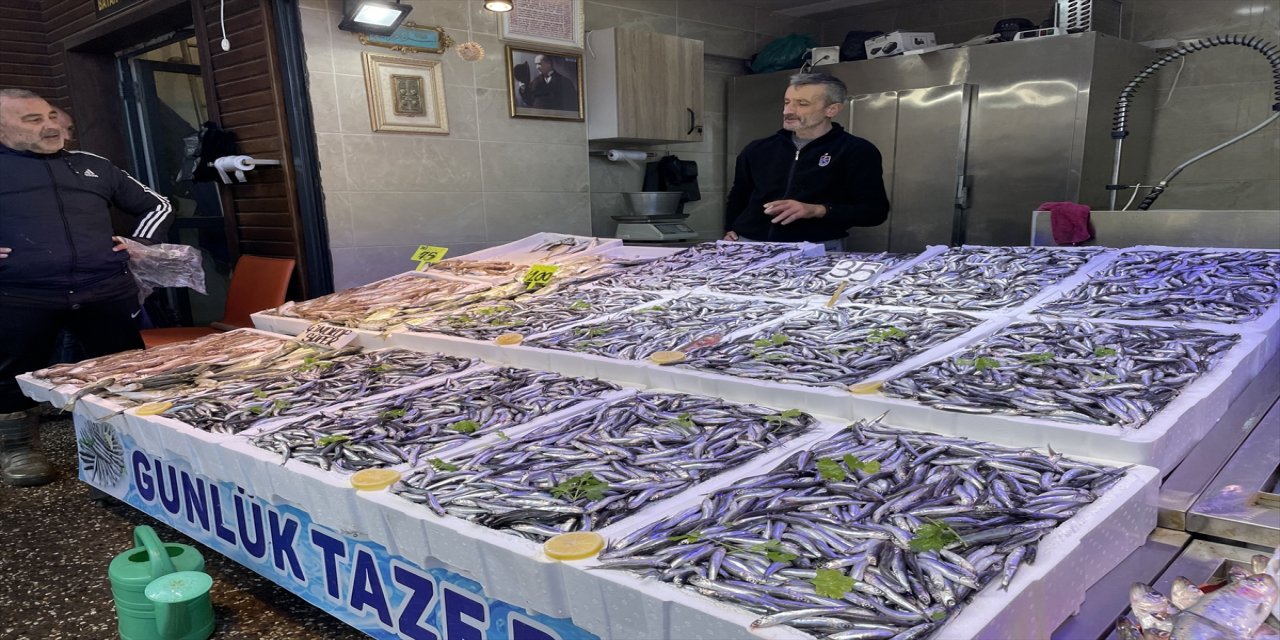 Trabzon'da hamsinin kilosu 30 Liradan satılıyor.