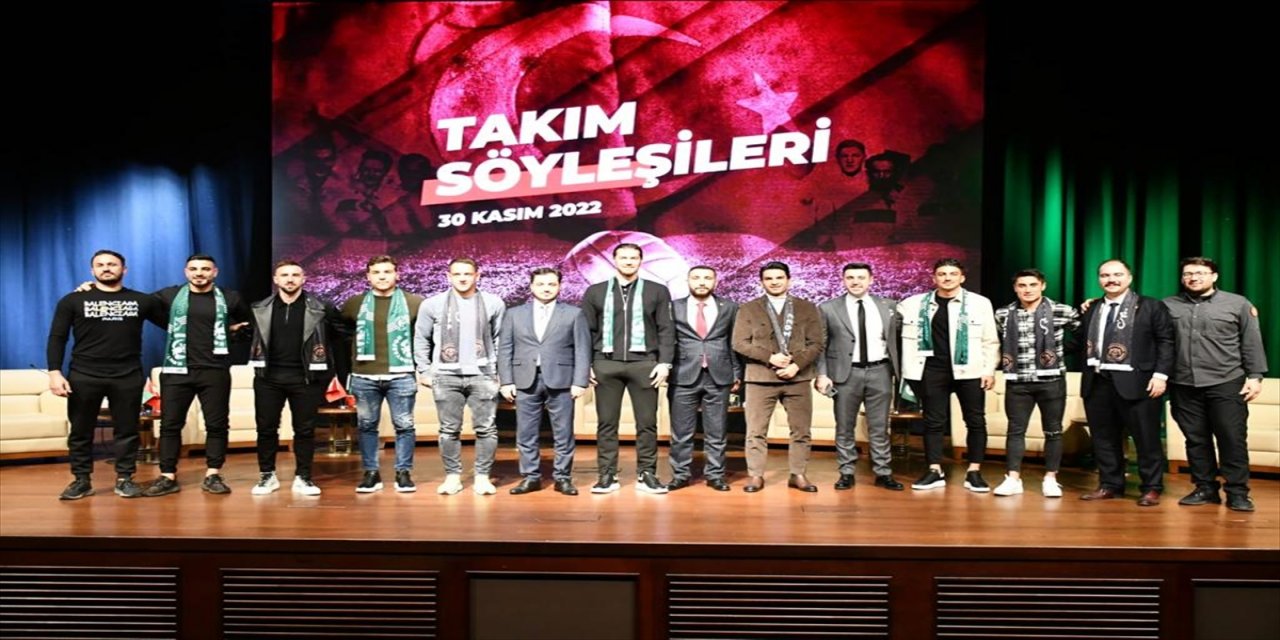 Konyasporlu futbolcular Türk Futbol Tarihi Sergisi'ni gezdi.