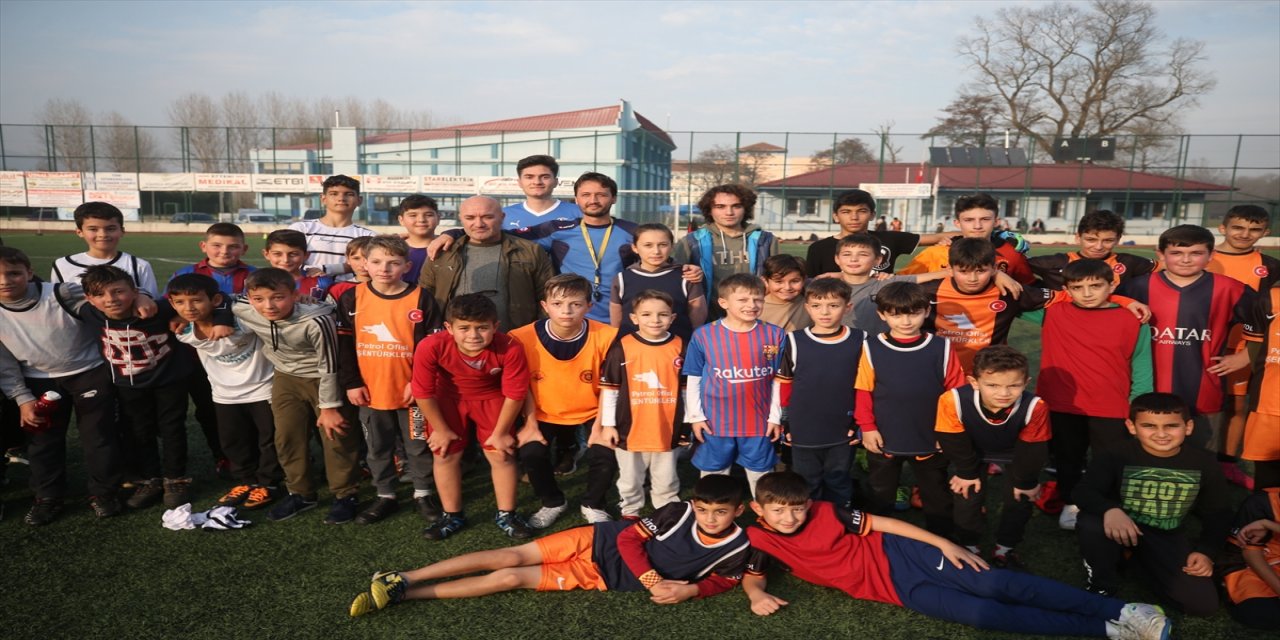 Düzce'de çadır kentlerde kalan çocuklar futbol oynayarak moral depoladı