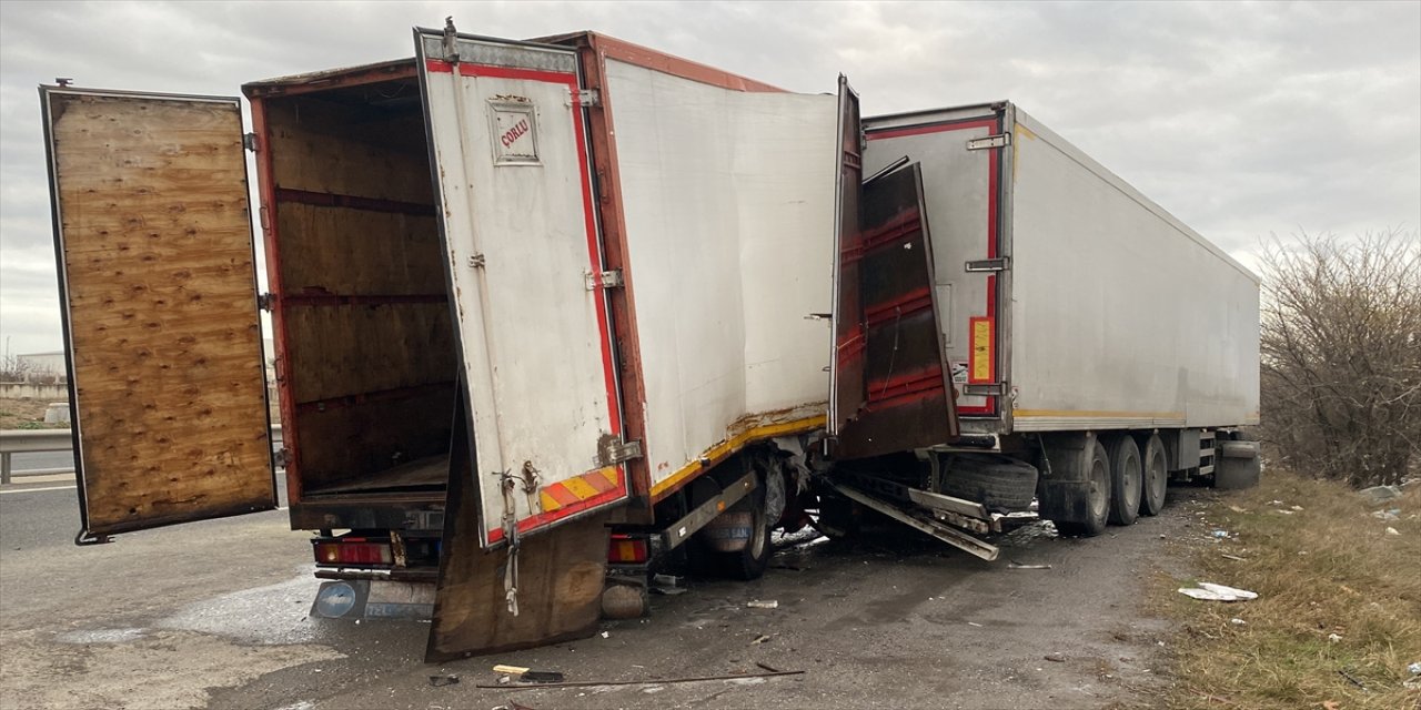 Tekirdağ'da park halindeki tıra çarpan kamyon şoförü kazayı yaralarla atlattı.