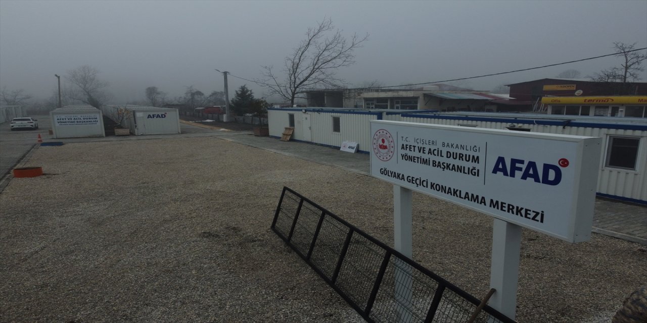 Düzce'de konteyner anahtarları depremzedelere teslim ediliyor.