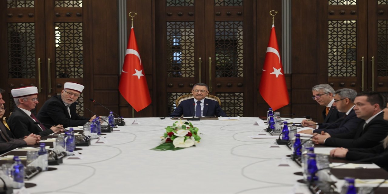 Cumhurbaşkanı Yardımcısı Oktay, Batı Trakya Türk Azınlığı Danışma Kurulu üyeleri ile bir arada.