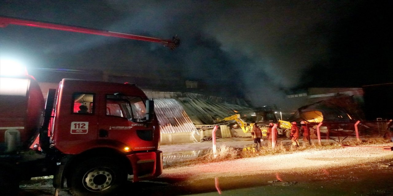 İzmir'de mobilya fabrikası, Çıkan yangında büyük hasar gördü.
