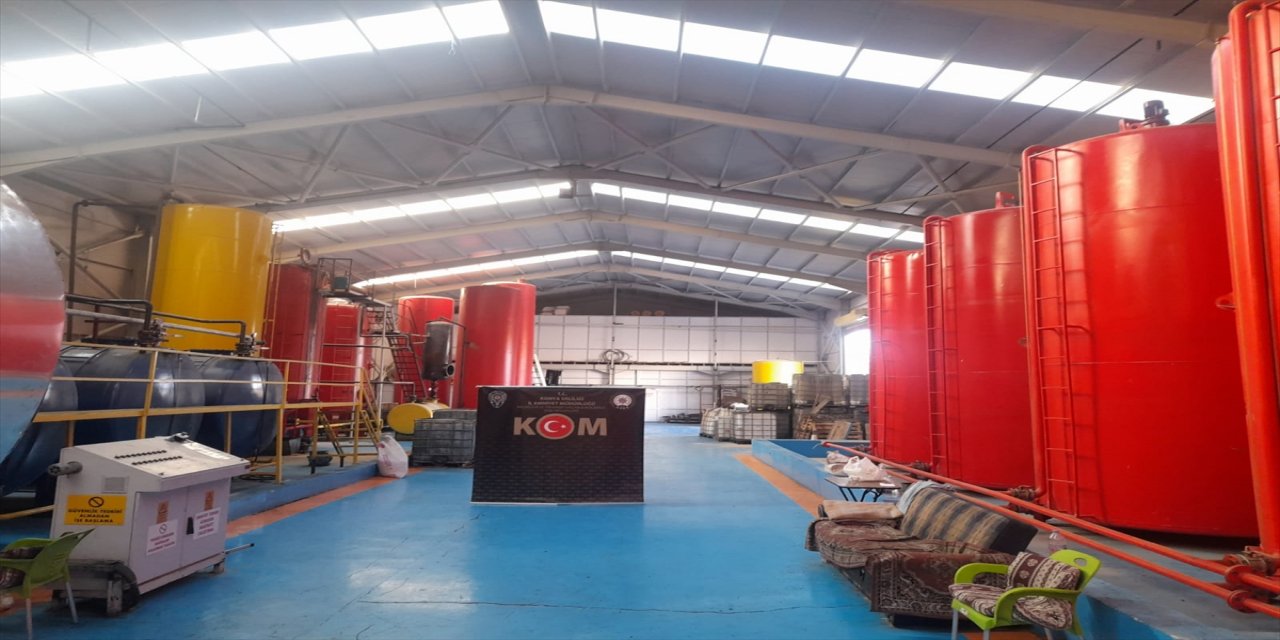 Konya'da 22 bin litre kaçak akaryakıt ele geçirildi.