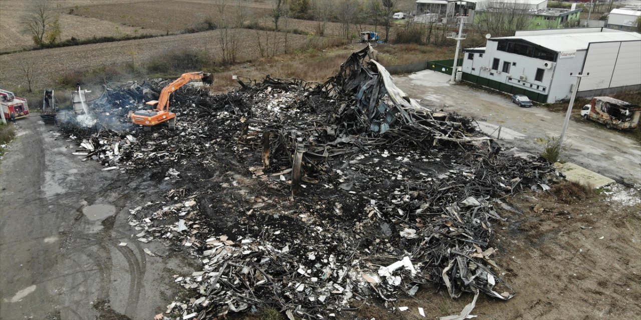 Sakarya'da yangın çıkan mobilya deposunda soğutma çalışmaları tamamlandı