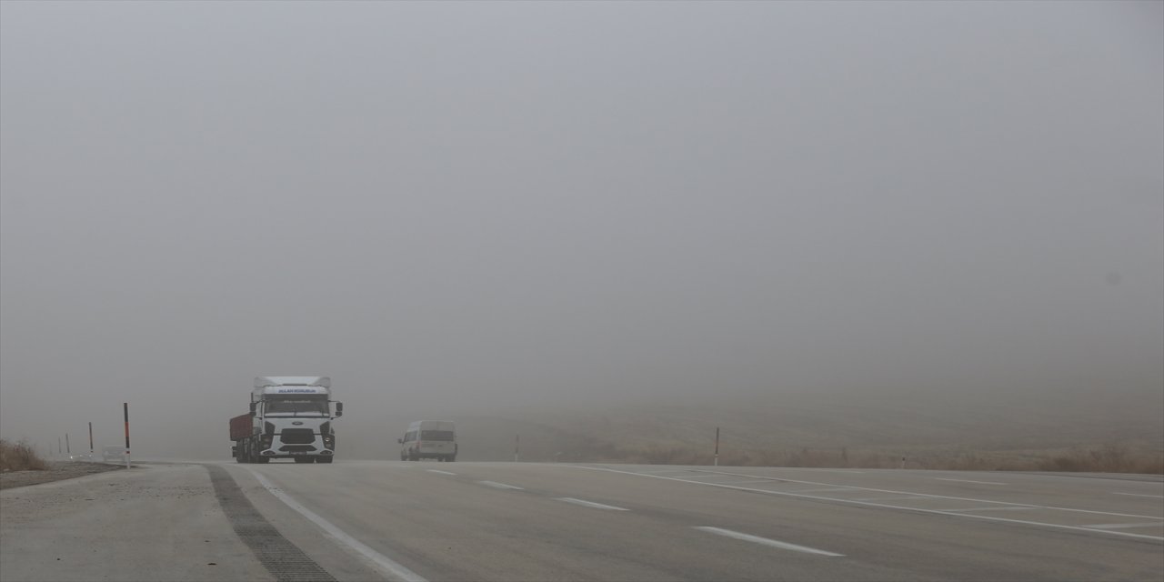 Van'ın yüksek kesimleri sis altında kaldı.
