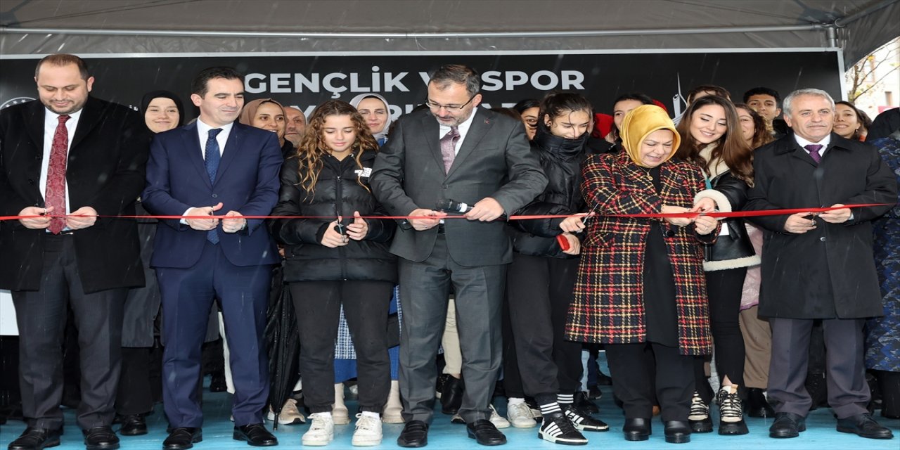 Bakan Kasapoğlu, Sancaktepe'de etkinliklere katıldı.