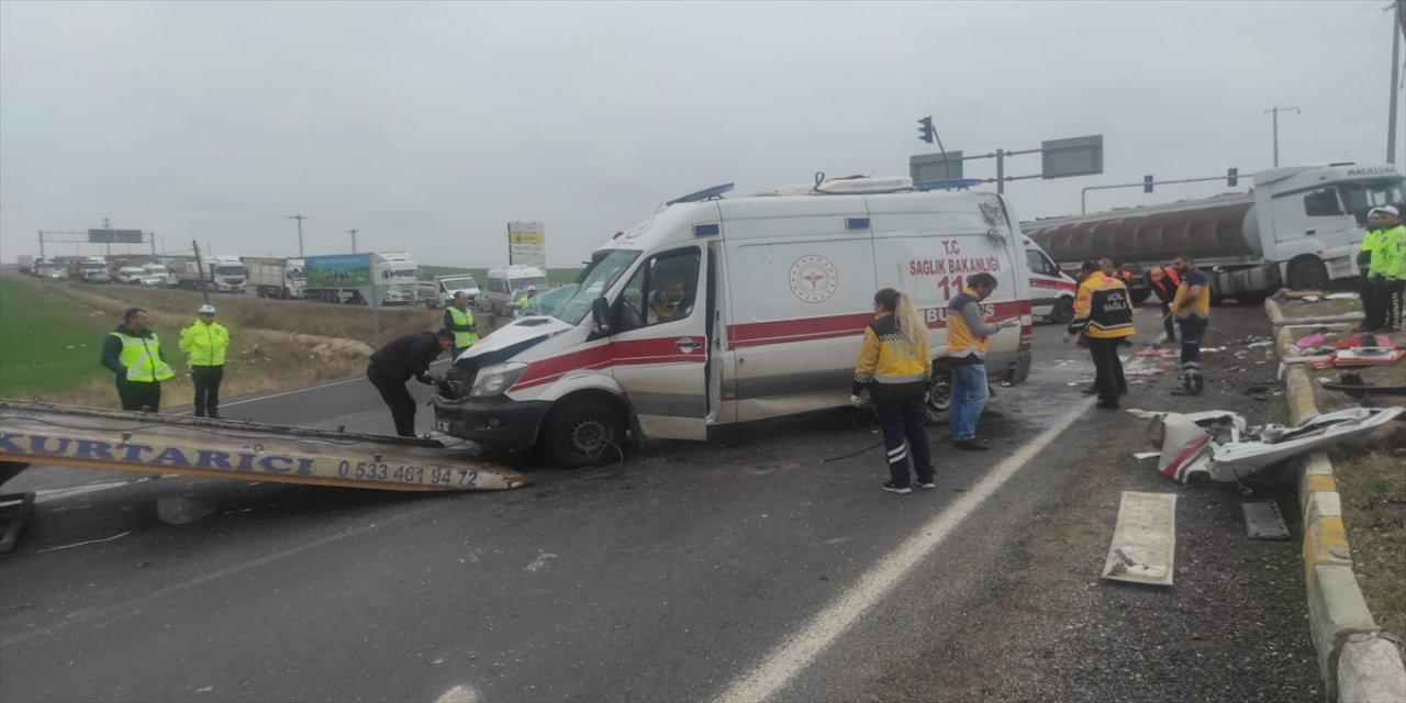 Diyarbakır'da tırla çarpışan ambulansta 6 kişi yaralandı.