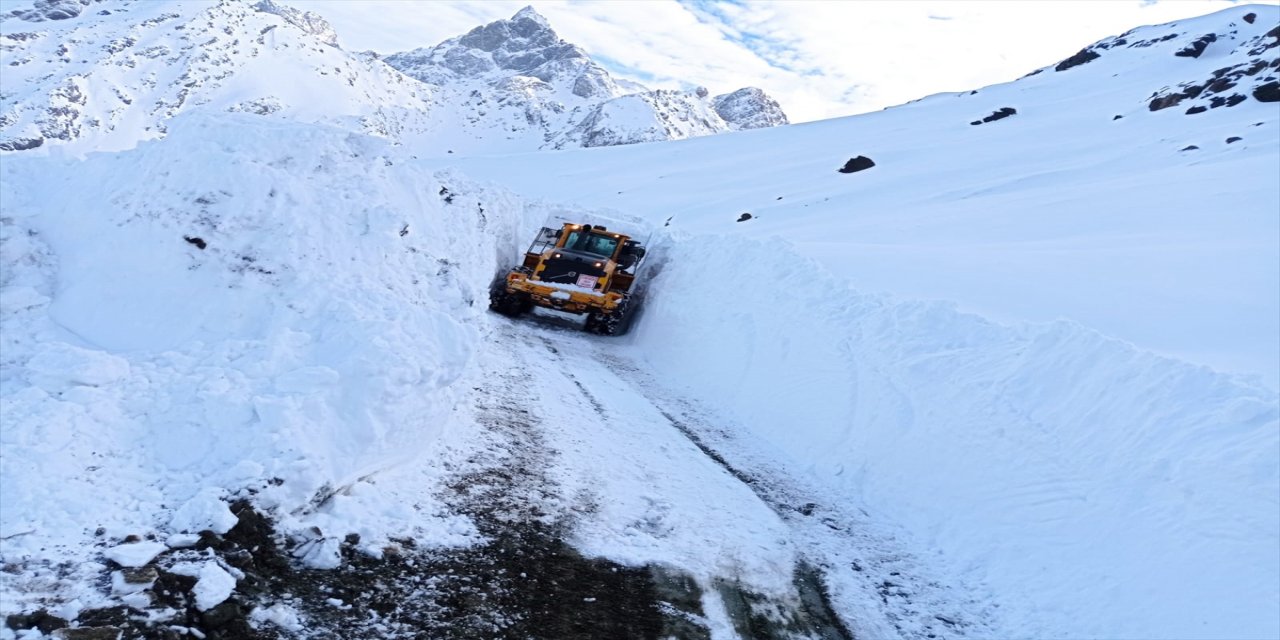 Hakkari'de ekipler üs bölgesi yolunda 4 metreyi bulan karla mücadele ediyor