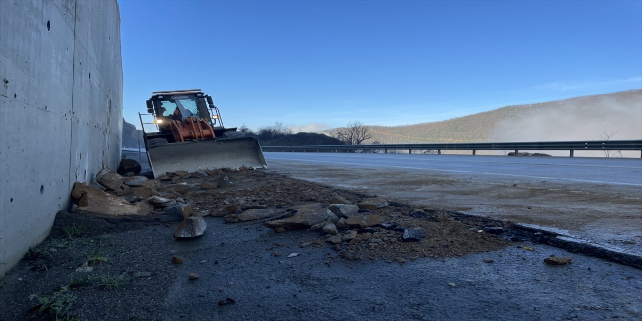 Bartın-Karabük yoluna düşen kaya parçaları ulaşımı aksattı.