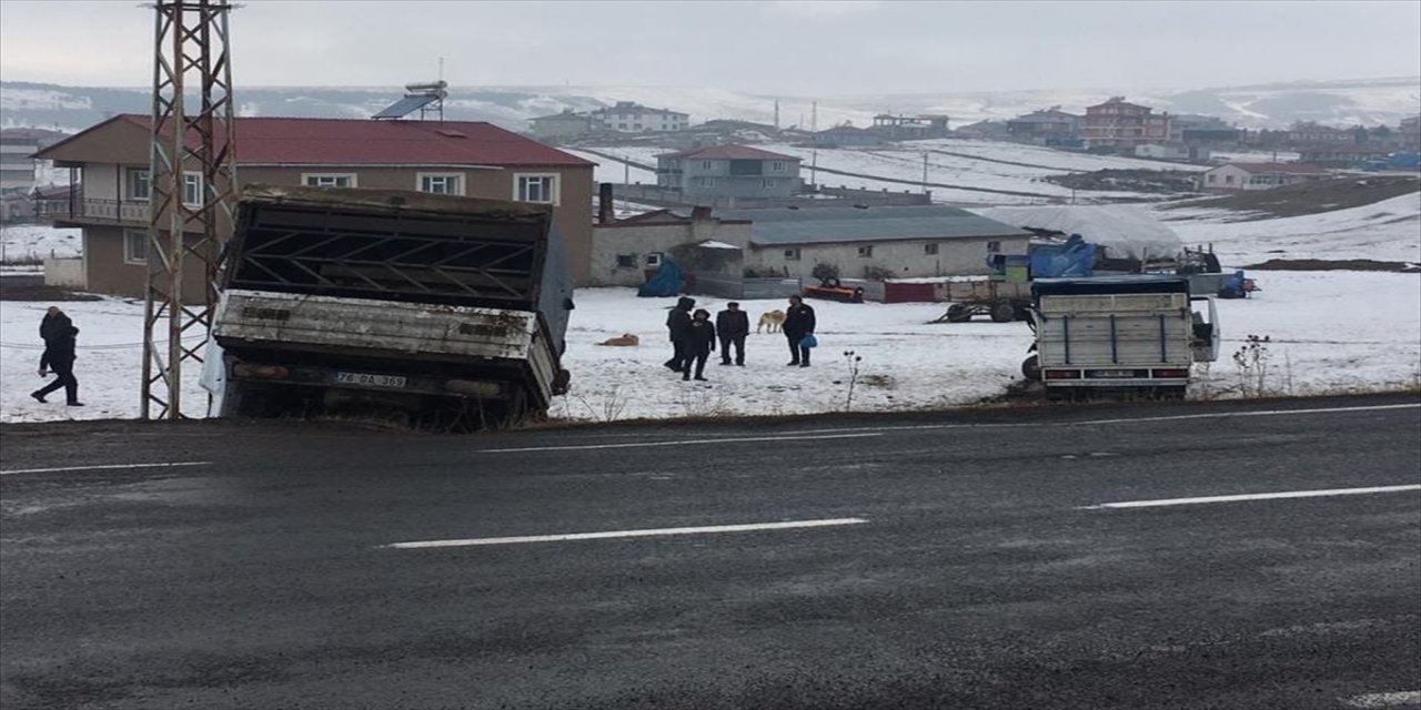 Ardahan'da iki kamyonet kafa kafaya girdi 4 kişi yaralandı.