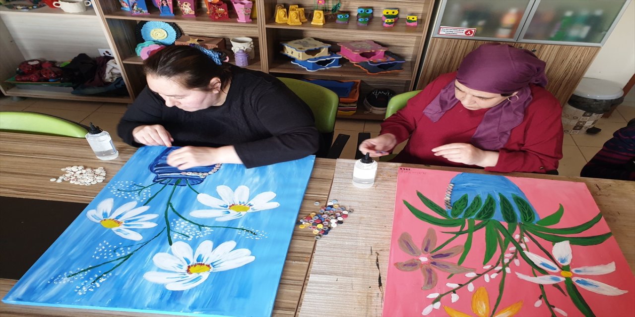 Osmaniye'de şizofreni hastaları resim ve el işi çalışmalarıyla terapi oluyor