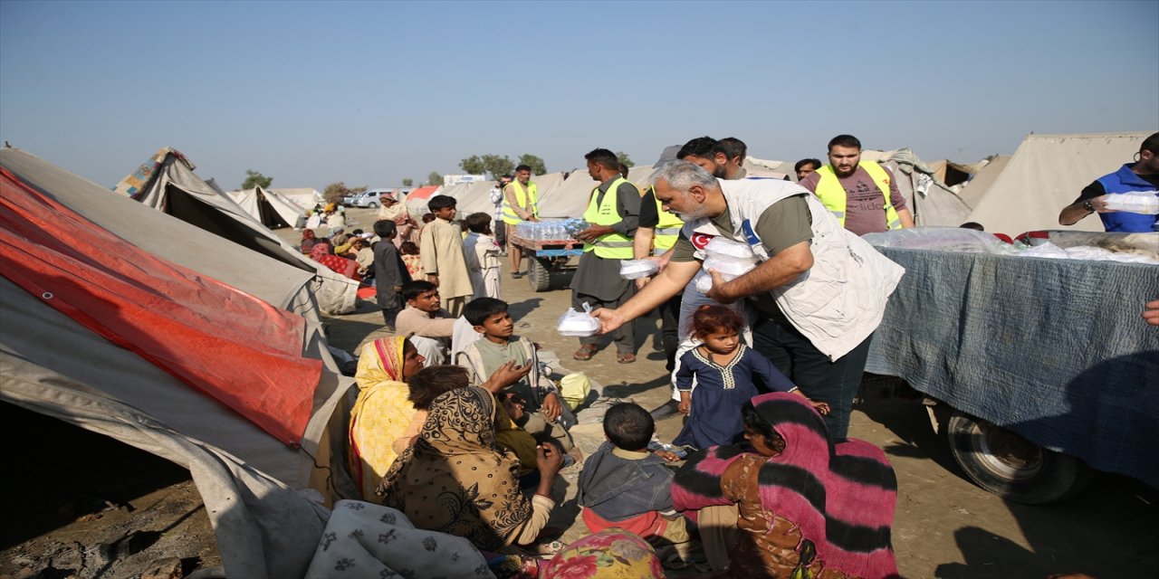 Türk yardım kuruluşlarından Pakistan'a 30 tonluk insani yardım yapıldı.