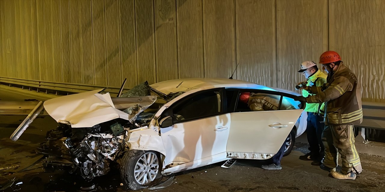 Kadıköy'de bariyerle çarpan sürücü olay yerinden kaçtı.