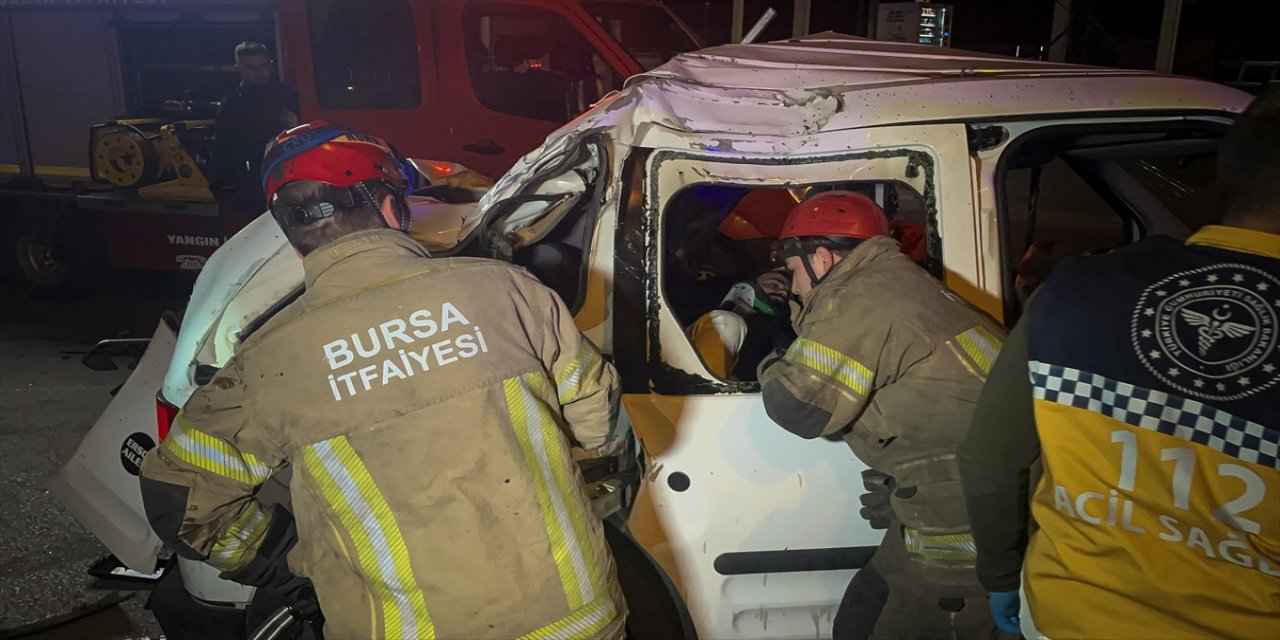 Bursa'da bariyere çarpıp takla atan araçtaki 2 kişi yaralandı