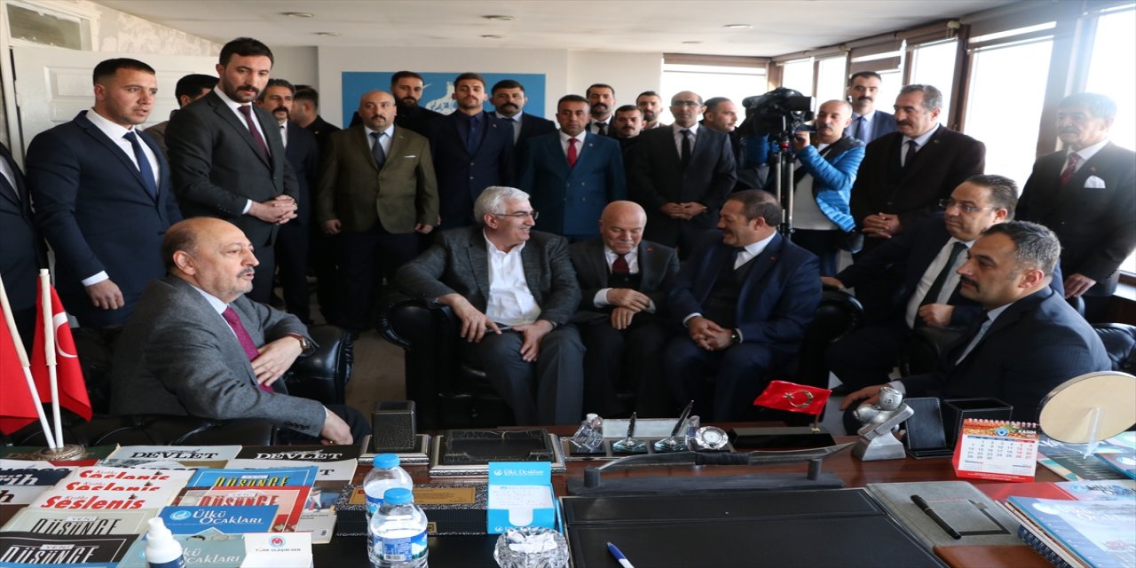 Bakan Vedat Bilgin, MHP Erzurum İl Başkanlığını ziyaret etti.