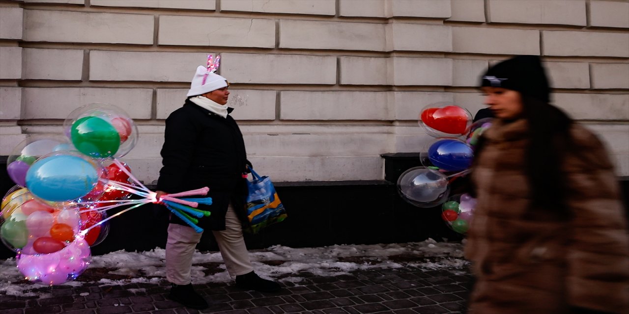 Savaşın gölgesindeki Ukrayna'nın ana noel ağacı jeneratör ile aydınlatıldı