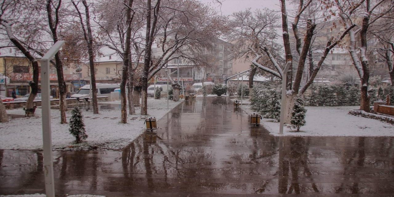 Aksaray'da mevsimin ilk karı göründü.